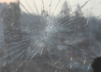 Signs You Need Windshield Replacement With Reputable Repair Services