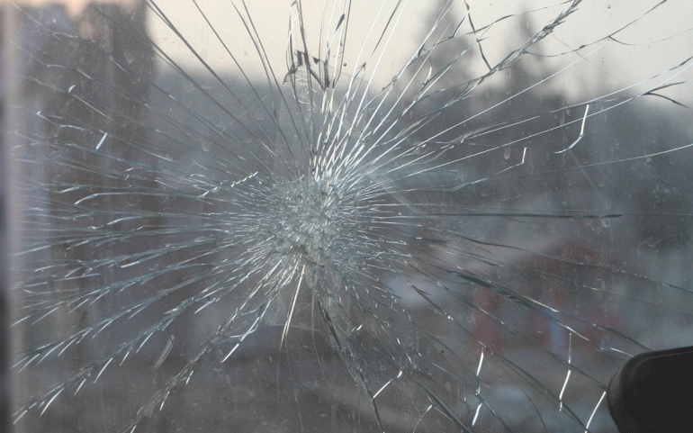 Signs You Need Windshield Replacement With Reputable Repair Services